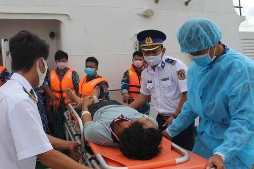 Cứu nạn thành công 5 ngư dân bị ngạt khí trên tàu cá
