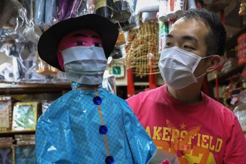 Người Hong Kong mua khẩu trang giấy cúng người chết vào Tết Thanh Minh