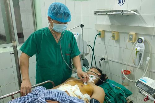 Thanh niên 23 tuổi bị dao đâm thấu ngực, bụng