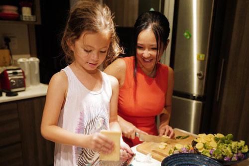 Khoe con gái xinh làm 'bếp trưởng' nhưng Hồng Nhung tiếc 'đứt ruột' vì quên mất một điều