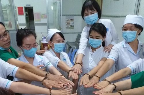 Chuyện 'bây giờ mới kể' những hy sinh thầm lặng của thầy thuốc tuyến đầu chống dịch