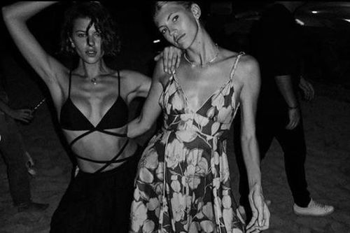 Chân dài Victoria's Secret mặc sexy 'tiệc tùng' khi cách ly