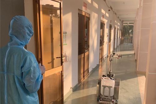 Bệnh viện dã chiến Củ Chi đưa robot khử khuẩn vào hoạt động trong phòng cách ly