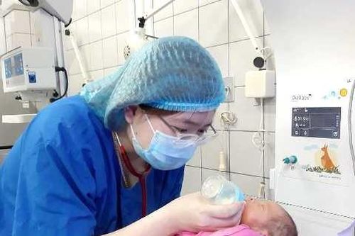 'Bà mẹ Kangaroo' Bạch Mai chăm trẻ sinh non những ngày cách ly