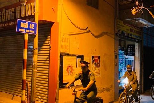 Quận Thanh Xuân: Tuần tra đêm bằng xe đạp, nhắc nhở người dân ở nhà chống dịch Covid 19