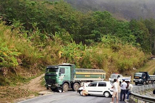 Va chạm xe tải, 2 người bị thương