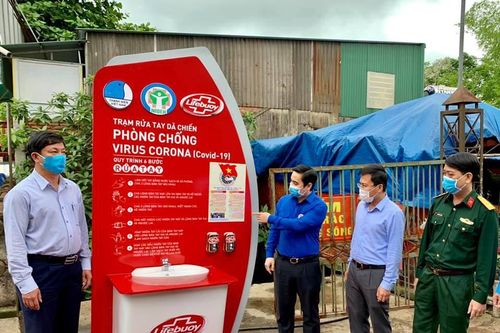 Đặt trạm rửa tay dã chiến phòng dịch tại trung tâm chợ lớn nhất Hà Tĩnh
