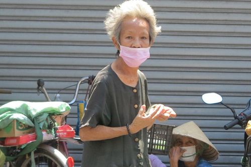 Vợ chồng Sài Gòn nghỉ kinh doanh, nấu cơm, phát ngàn bao gạo cho người nghèo