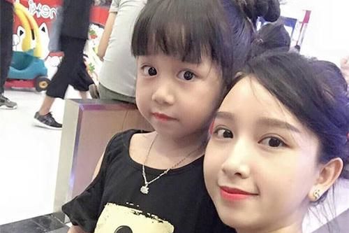 Bức ảnh 2 mẹ con xinh đẹp khiến nhiều người lầm tưởng là '2 chị em'