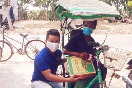 Trao hàng trăm phần quà cho người bán vé số