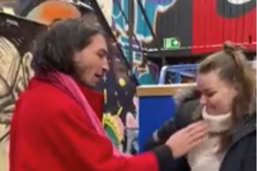 Clip ghi lại hành động gây tranh cãi của Ezra Miller