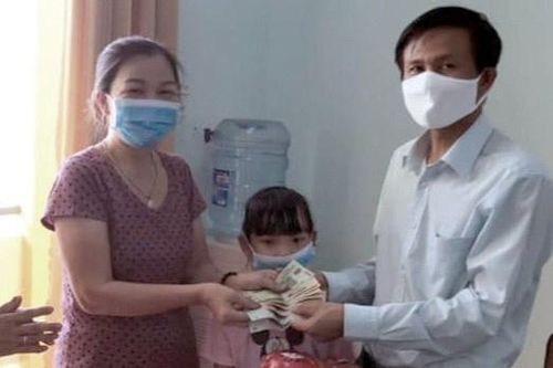 Bé gái tặng heo đất cho xã để phòng chống dịch Covid-19