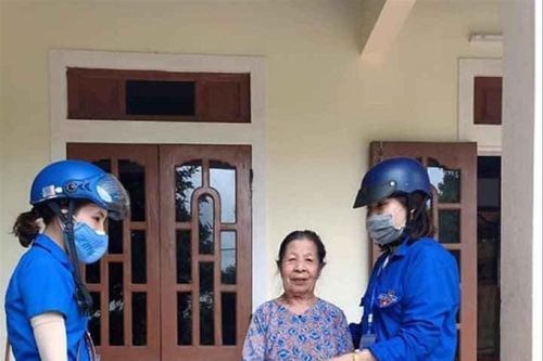Đội 'shipper áo xanh' đi chợ giúp dân trong mùa dịch