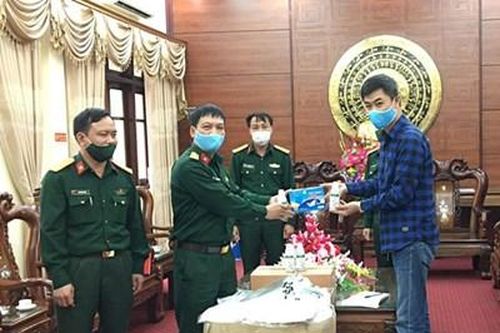 Trao tặng vật tư, thiết bị ủng hộ phòng, chống dịch Covid-19