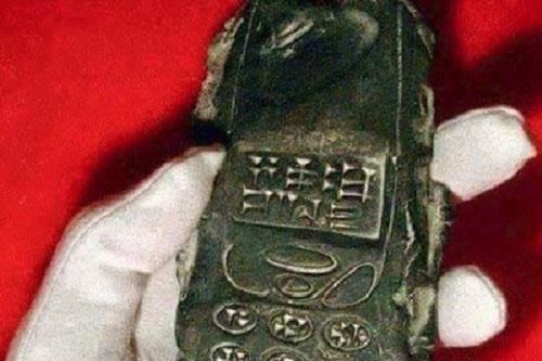 Phát hiện điện thoại 'cục gạch' có tuổi thọ 800 năm