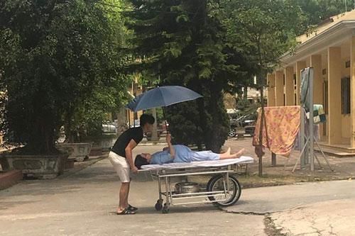 Chồng đẩy xe cáng đưa vợ bầu vào viện, nhưng điều này mới khiến nhiều người bất ngờ