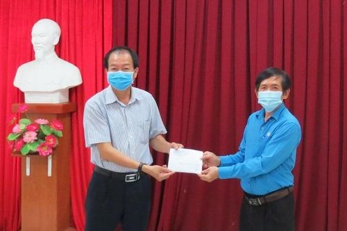 Chia sẻ, động viên cán bộ, bác sĩ, nhân viên y tế phòng chống dịch bệnh Covid-19