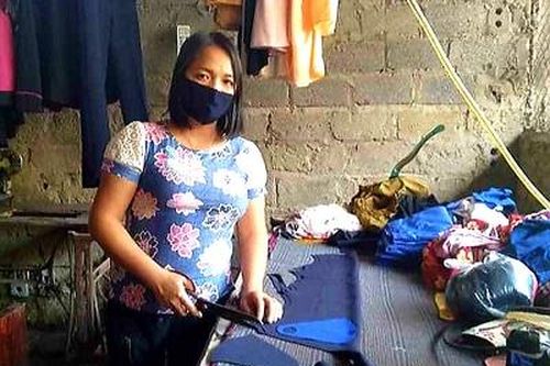Người thợ may khuyết tật tặng hơn 1.500 khẩu trang phòng, chống COVID-19
