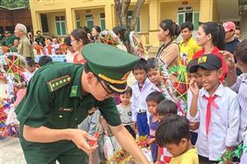 'Con ngoan nhé, hết dịch ba sẽ về!'