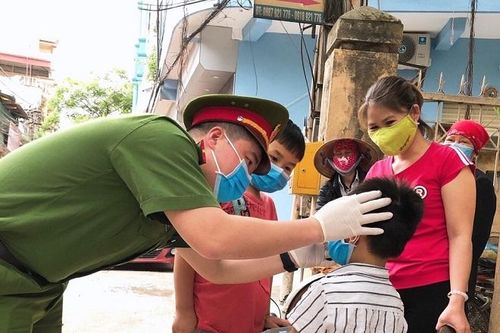 Công an xã chính quy tuần tra đường làng ngõ xóm, nhắc nhở người dân đeo khẩu trang