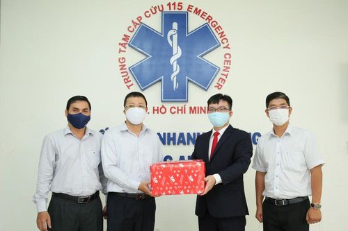 Tặng học bổng tiếng Anh cho con em nhân viên y tế tuyến đầu chống dịch