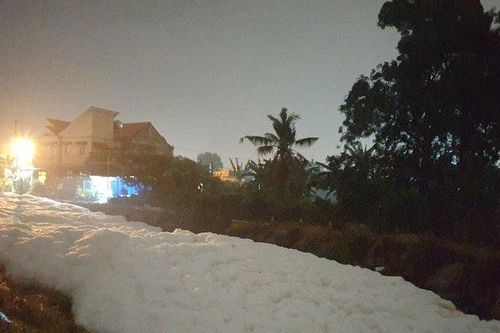 Bất thường kênh nước nổi bọt tuyết trắng xóa cao 2m sau mưa lớn