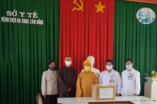Thiền Viện Vạn Hạnh Đà Lạt tặng thiết bị y tế cho Bệnh viện Đa khoa Lâm Đồng