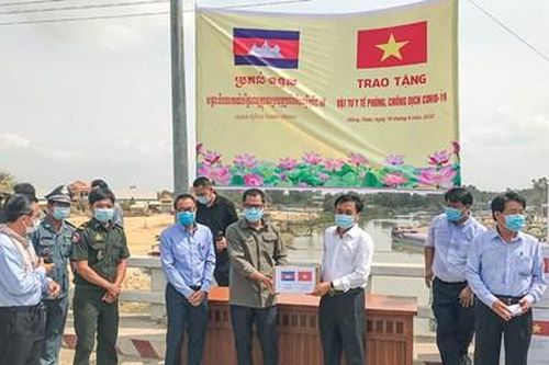 Đồng Tháp hỗ trợ vật tư y tế giúp tỉnh Prâyveng, Vương quốc Campuchia chống dịch Covid-19