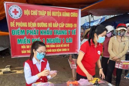 Kông Chro: Phát khẩu trang miễn phí và tờ rơi tuyên truyền phòng, chống dịch Covid-19