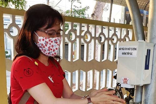 Hai học sinh ở Trà Vinh chế tạo thiết bị rửa tay khô tự động không tiếp xúc