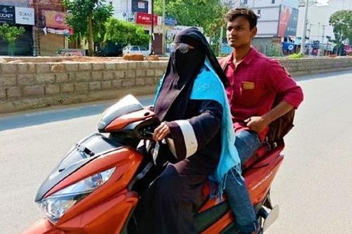 Ấn Độ: Mẹ đi xe máy 1.400km đón con trai mắc kẹt vì lệnh phong tỏa