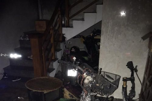 Giải cứu 4 người thoát khỏi đám cháy nhà dân trong đêm ở TP Vinh