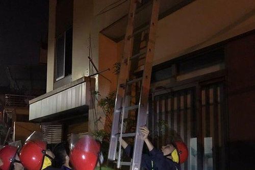 Giải cứu 4 người bị mắc kẹt trong đám cháy