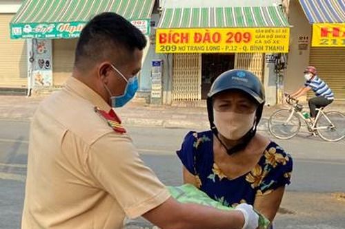 Cảnh sát giao thông TP Hồ Chí Minh tặng hơn 4,5 tấn gạo cho người nghèo