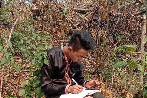 Cậu học trò ở lán, đào củ bán lấy tiền mua thẻ điện thoại để học trực tuyến