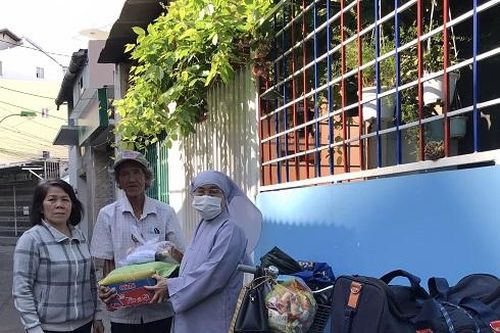 Ban từ thiện xã hội Phật giáo Khánh Hòa trao 435 suất quà cho người nghèo