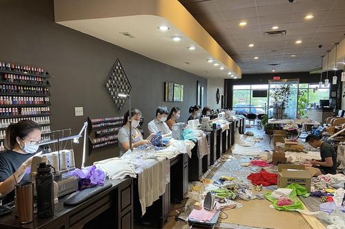 Tiệm làm móng của người Việt ở Mỹ chuyển sang may khẩu trang