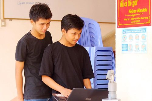 Chàng sinh viên chế thiết bị phun nước rửa tay khô tự động