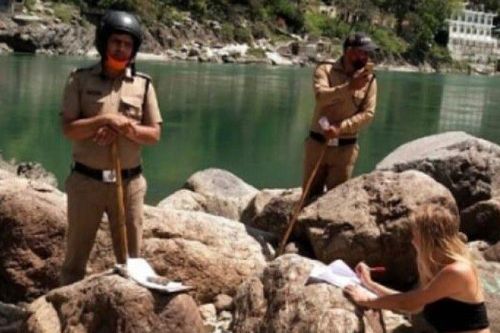 Vi phạm lệnh phong tỏa, du khách bị chép phạt 'Tôi xin lỗi' 500 lần'