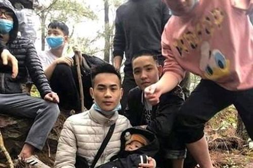 Vỡ òa niềm vui tìm thấy bé trai gần 3 tuổi mất tích khi vào rừng cùng bố mẹ