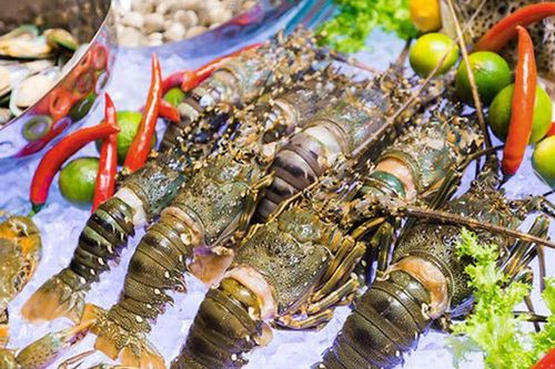 Hải sản 'nhà giàu' rẻ chưa từng có, rao bán la liệt