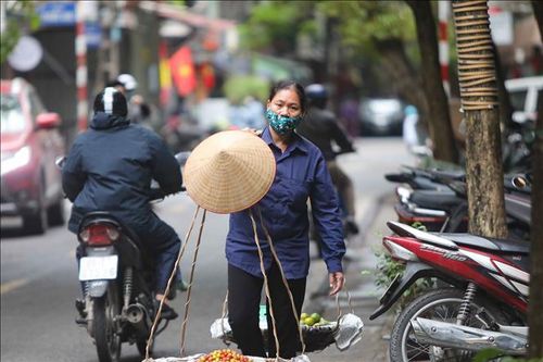 Dịch COVID-19: Người bán hàng rong vẫn 'ngược xuôi' trên các ngõ phố