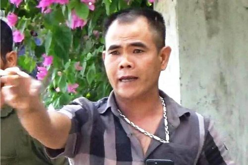 Khởi tố chủ quán cà phê vác mã tấu đánh đoàn phòng, chống dịch