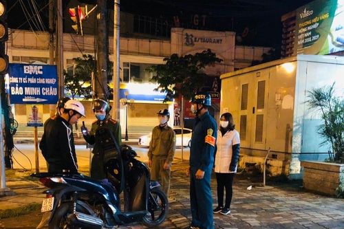 Công an thị trấn Phùng 'mạnh tay' xử lý vi phạm về phòng chống dịch