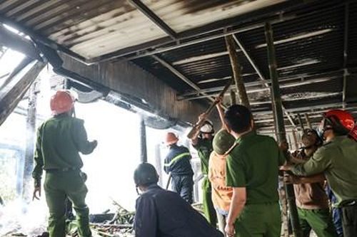 Ngôi nhà gỗ 3 gian bỗng dưng bốc cháy bí ẩn
