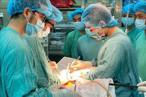 Ngã từ giàn giáo, nam thanh niên bị thanh sắt đâm thủng phổi