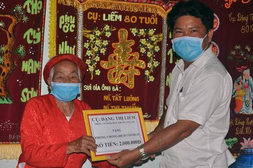 Cụ bà 90 tuổi nặng lòng với cộng đồng
