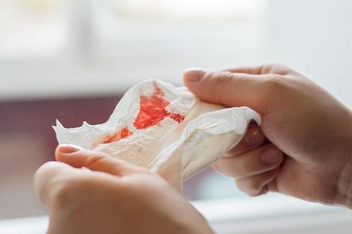 Bác sĩ 'chạy đua với tử thần' cứu người đàn ông nôn ra nửa lít máu
