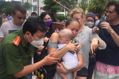 Cháy chung cư cao cấp ở Sài Gòn, dân đeo mặt nạ tháo chạy tán loạn