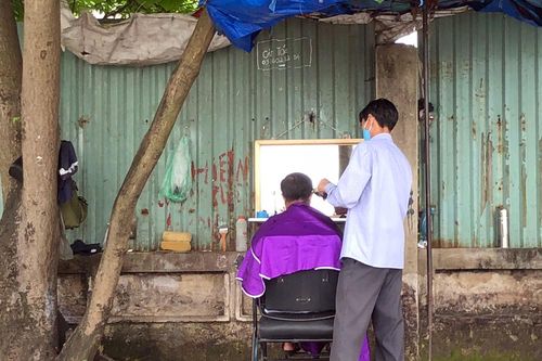 Sau 15 ngày cách ly toàn xã hội: Hàng quán, người dân nhộn nhịp trở lại!